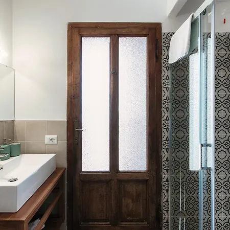 Apartman Eugenia - By Myhomeincomo *